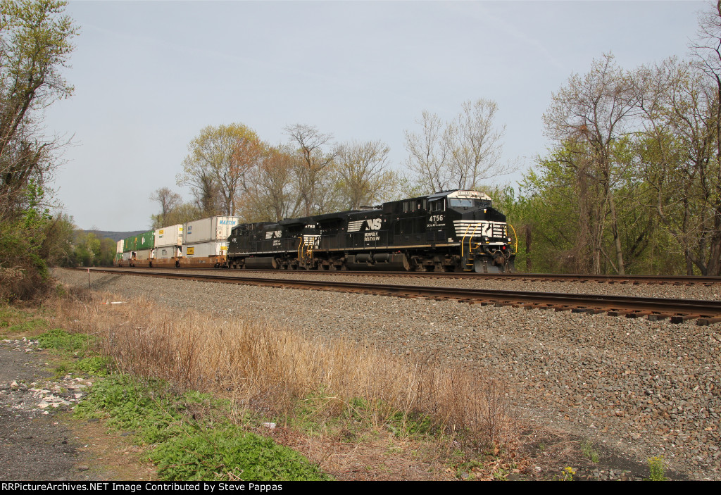NS 4756 and 4782 take train 260 East through Cove PA